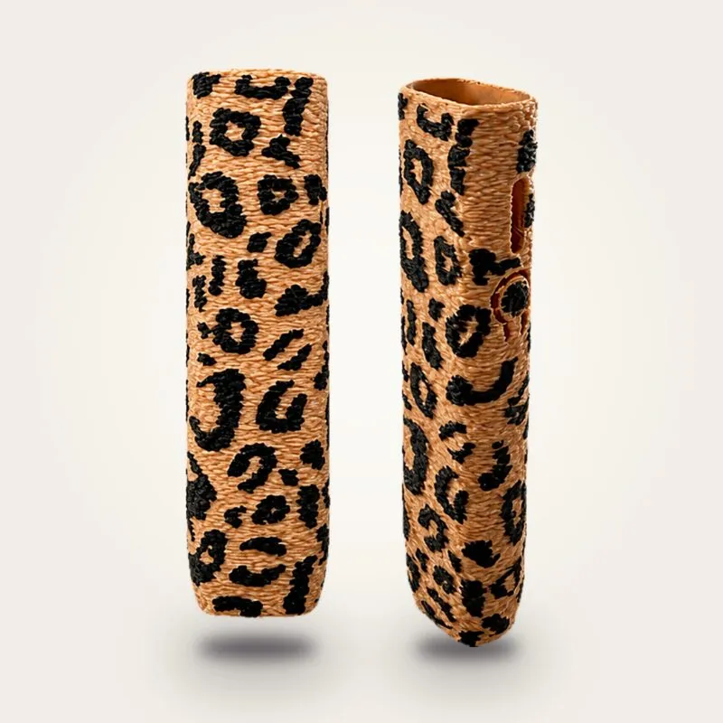 IQOS Iluma i One kılıf Leopard Muse: karamel zeminde siyah leopar benekleri, ön ve arka yüz